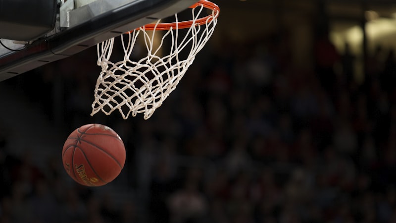 NBA季后赛篮球比赛直播画面，球员飞身扣篮瞬间